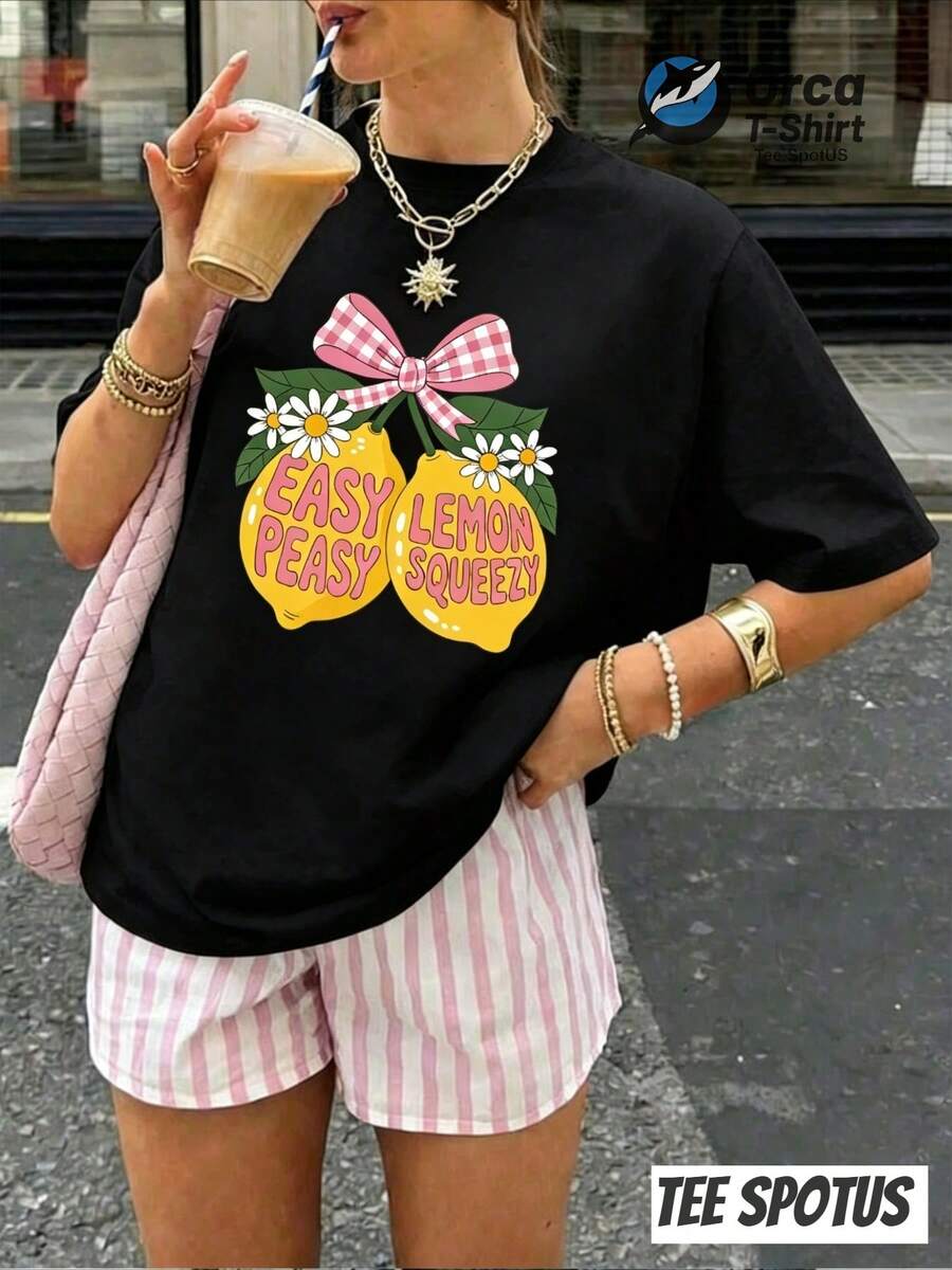 Una camiseta de manga corta para mujer, moderna, a la moda, retro, casual y holgada, adecuada para actividades al aire libre en primavera y verano.Camiseta de manga corta con cuello redondo y el eslogan "EASY LEMON PEASY", nuevo modelo primavera-verano 2026, blanca, informal, con estampado divertido, ideal para vacaciones.blusas para mujer,blusas casuales para dama,tops,, mujer premium,y2k,playeras de mujer curvy,ofertas y liquidaciones ropa mujer,playeras deportivas para mujer,,playeras de hombre, mujer,blusas>elegante 4DFC - Negro - Ver 1