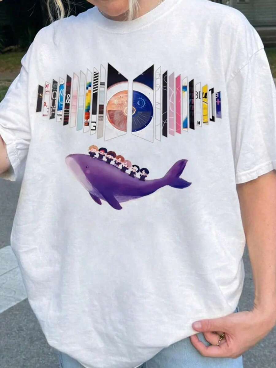 Una camiseta de algodón imprescindible para hombres con un diseño de regreso de 2025 que presenta una ballena y una impresión de álbum, perfecta para fans de ARMY, mostrando mercadería de K-pop estilosa con elementos de caricatura. - Negro - Ver 1
