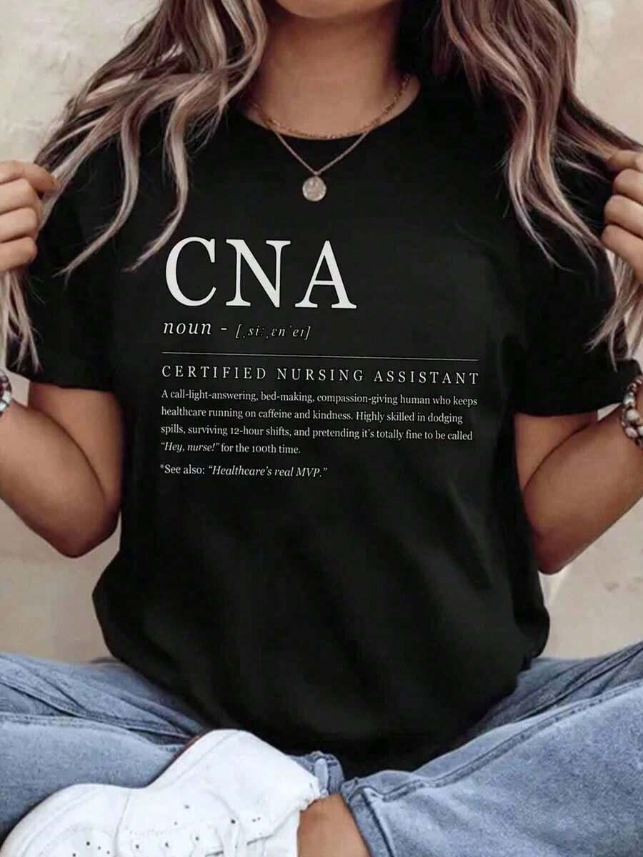 Camiseta con la definición de asistente de enfermería certificado por la CNA para trabajadores de la salud, enfermeras y profesionales médicos, con una descripción humorística del rol y las responsabilidades de la CNA, 220g - Estilo vintage urbano, unisex, de algodón, manga corta, cuello redondo, 100% algodón. - Negro - Ver 1
