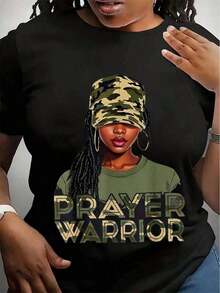 Camiseta Gráfica Oversize para Mujer 'Guerrero en Oración' - Negra con Diseño de Camuflaje Verde y Manos en Oración, Cuello Redondo Casual, Manga Corta, Estampado Inspirador de Fe, Corte Regular, Comodidad para Todas las Temporadas, Confortable - Negro - Ver 7
