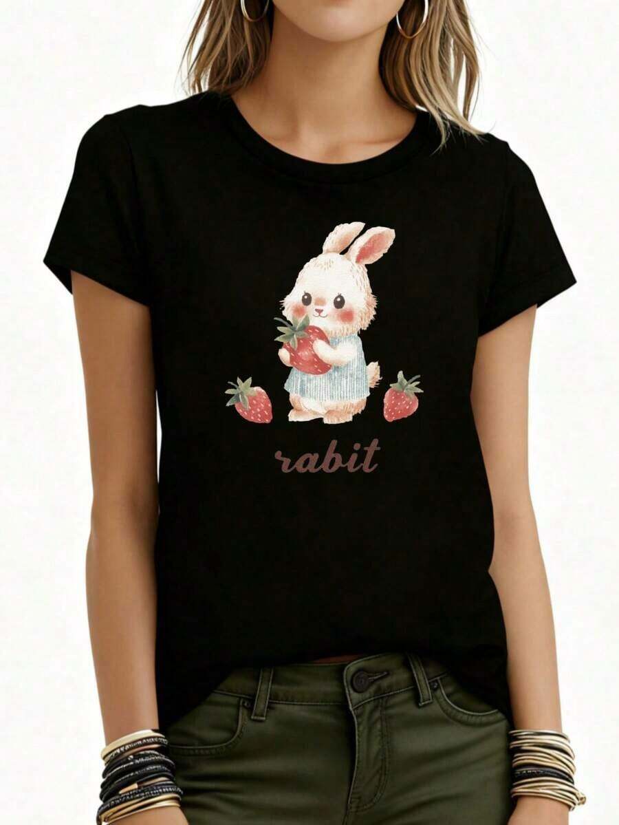 ModernoCute Camiseta con Estampado de Conejo y Fresas Blanca, Diseño de Conejo de Dibujos Animados con Fresas y Texto, para Uso Casual, Conjuntos de Primavera y Verano, Top de Moda para Mujer, Ropa Casual para el Hogar, Viajes, Festivales y Fiestas. - Negro - Ver 1