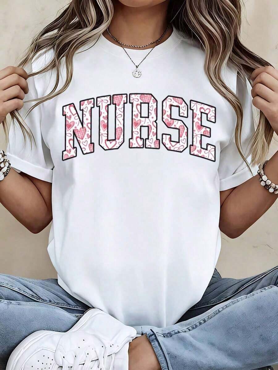 Camiseta Blanca de Enfermera con Estampado Floral Rosa y Texto para Estudiantes y Profesionales de Enfermería - Estilo Urbano Vintage Unisex, de Manga Corta, Cuello Redondo, 100% Algodón - Blanco - Ver 1