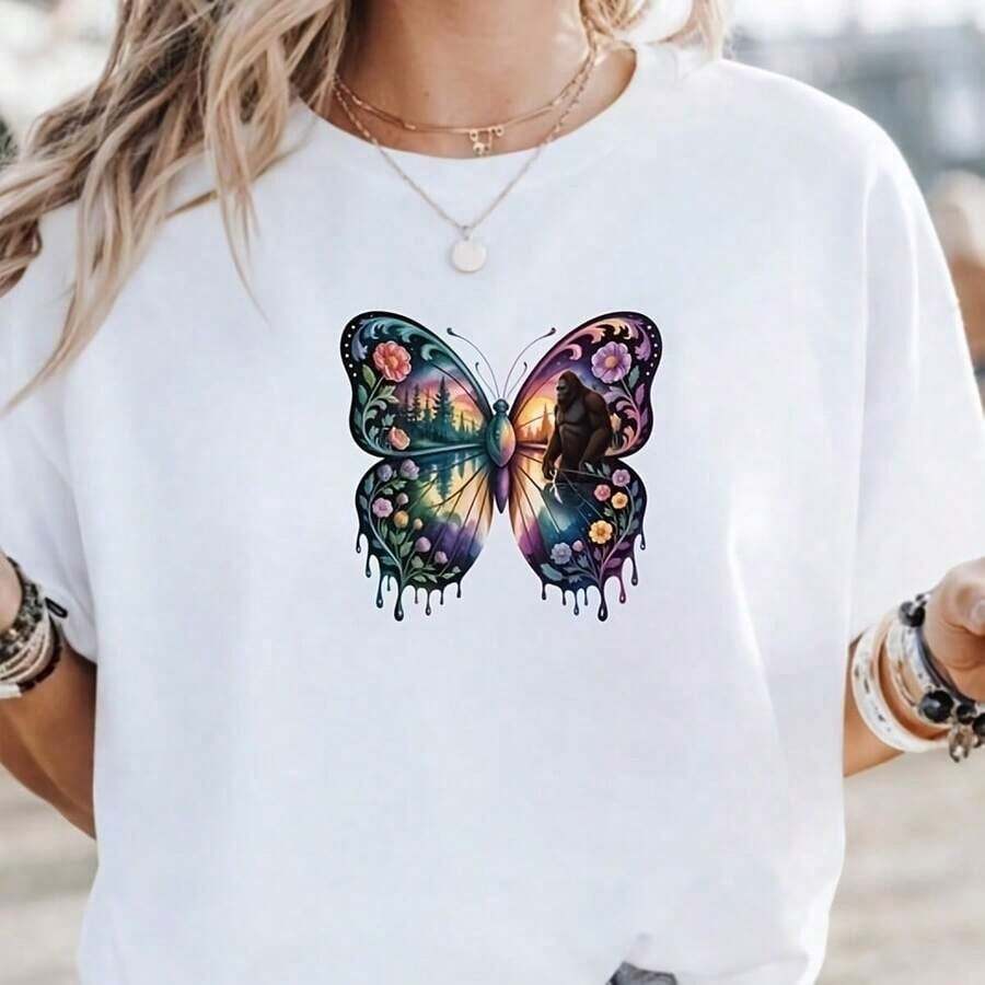 short-sleeveCamiseta con silueta de Pie Grande y mariposa - Fondo de naturaleza colorida100% Cotton - Blanco - Ver 1