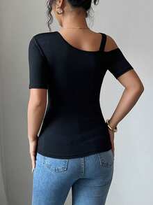 Camiseta de manga corta ajustada con hombros descubiertos y detalles de hebilla metálica para mujer. De diseño elegante y sencillo, se puede combinar con vaqueros, pantalones o faldas, ideal para diversas ocasiones. - Negro - Ver 6