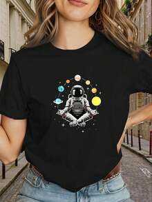 ¡Oferta por tiempo limitado, unidades limitadas,  relámpago! Camisas casuales para mujer, camisetas de poliéster para mujer, camisas elegantes.Esta camiseta femenina presenta un estampado geométrico de gran tamaño y un diseño de un astronauta meditando en la galaxia. Es de manga corta, de corte holgado y está disponible en negro y dorado. Se trata de una camiseta informal de verano, confeccionada en tejido ligeramente elástico y lavable a máquina (resistente a las arrugas), ideal para el uso diario. - Negro - Ver 8