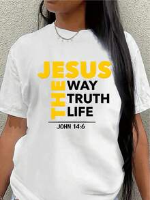 Camiseta de manga corta, ligera y duradera, con un diseño que presenta los versos "Verdadera, Razón, Vida", perfecta para uso diario, iglesia, hogar o salidas informales, ofreciendo un ajuste cómodo para adultos. - Blanco - Ver 7