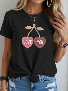 Camiseta casual negra de cuello redondo, con un patrón de crochet de cereza en forma de corazón y estampado Love You, diseñcon corte regular, hecha de tela de elasticidad media, perfecta para el uso diario y como regalo romántico - Camiseta unisex de algodón de manga corta y cuello redondo, estilo vintage urbano. - Negro - Ver 1