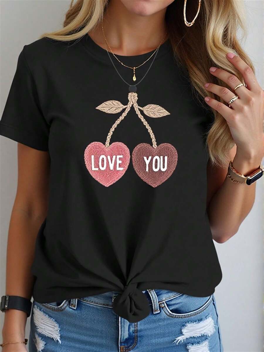 Camiseta casual negra de cuello redondo, con un patrón de crochet de cereza en forma de corazón y estampado Love You, diseñcon corte regular, hecha de tela de elasticidad media, perfecta para el uso diario y como regalo romántico - Camiseta unisex de algodón de manga corta y cuello redondo, estilo vintage urbano. - Negro - Ver 1