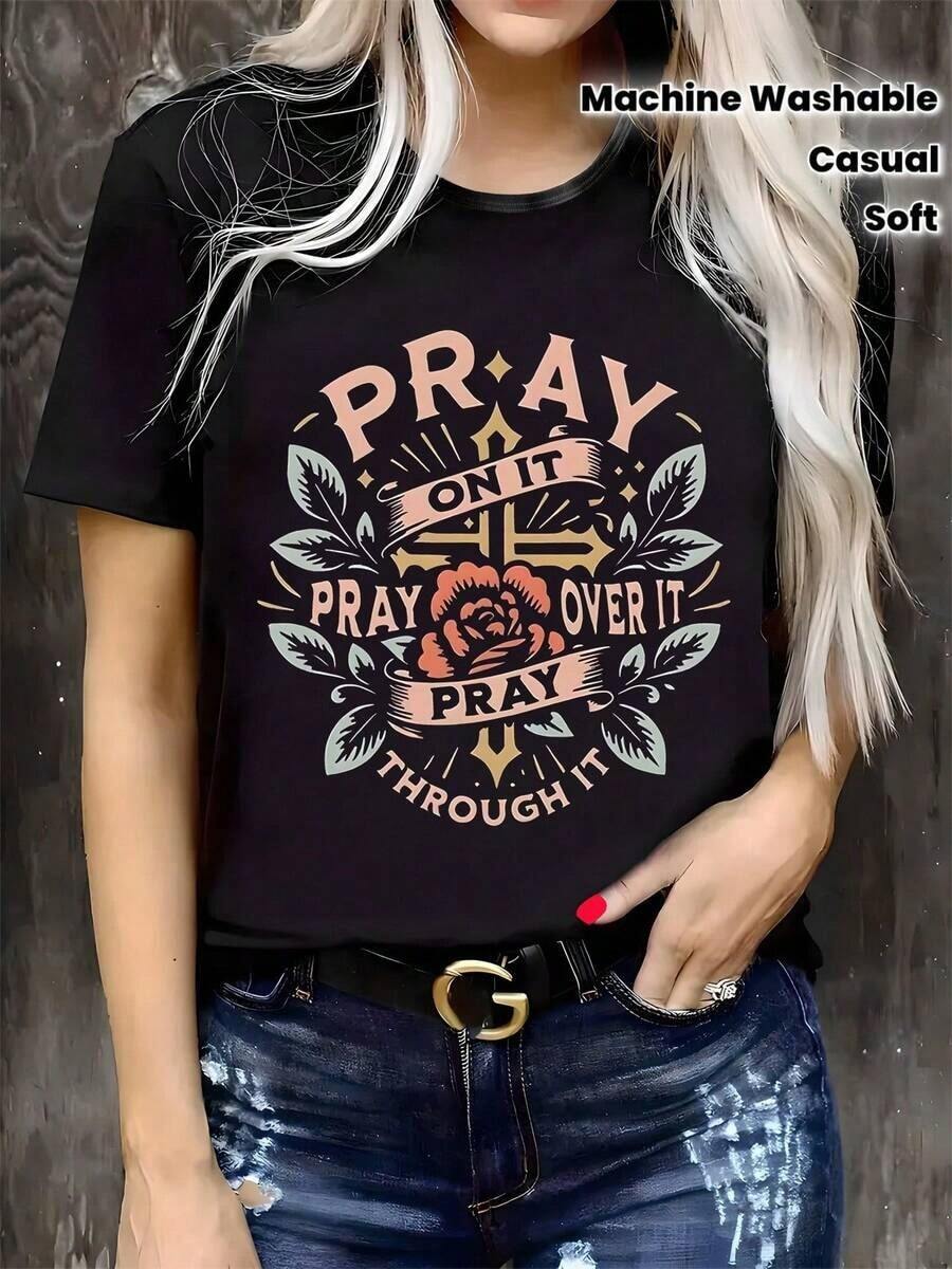 Camiseta única y casual con diseño Y2K de oración y flor, perfecta para expresar tu fe y estilo. Ideal para cualquier ocasión, esta prenda suave y lavable a máquina es un must-have en tu colección de moda. Llévate la mejor  del momento y destaca en cada evento. - Negro - Ver 1