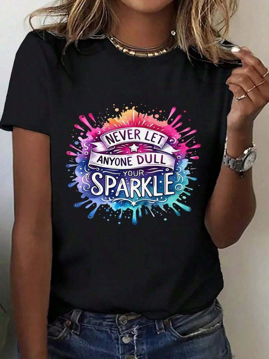 Camiseta única con diseño vibrante que dice nunca dejes que nadie apague tu brillo y estilo Y2K perfecta para destacar tu personalidad llena de color y energía ideal para tus outfits diarios o ocasiones especiales. - Negro - Ver 1