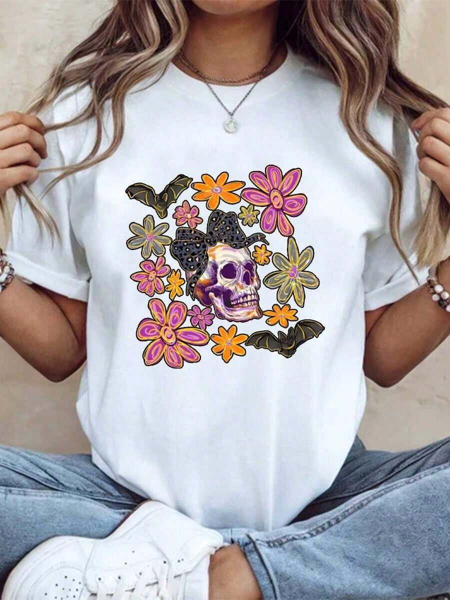 Suave, transpirable y ligero para comodidad durante todo el día. Camiseta de manga corta para mujer con estampado de calaveras y flores, estilo casual de verano. Tela cómoda, perfecta como regalo. 220g. Cuello redondo clásico con un corte relajado que favorece todas las formas del cuerpo y es fácil de combinar con jeans, shorts y leggings. - Blanco - Ver 1