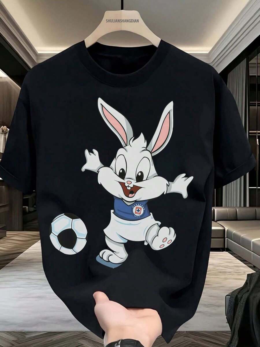 Camiseta masculina con estampado de dibujos animados de conejo de fútbol camiseta negra de manga corta camiseta casual cuello redondo versión convencional de la tela de la camiseta cómoda para todas las estaciones adecuada para el uso diario y adecuado para regalos de vacaciones adecuado para regalos de amigos - Negro - Ver 1