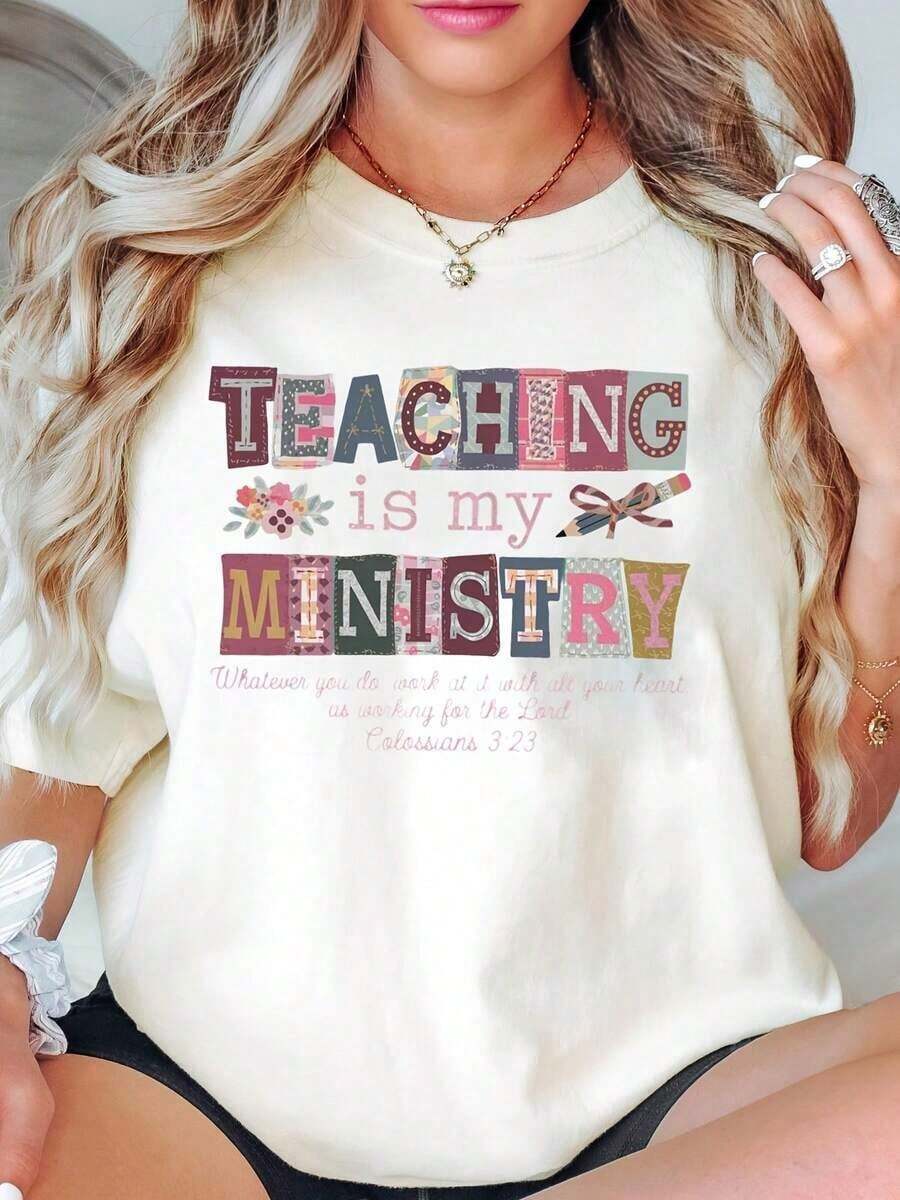 La enseñanza es mi ministerio Camiseta con diseño floral y texto en patchwork colorido con versículo bíblico para maestros y educadores.blusa casual mujer - Blanco - Ver 1
