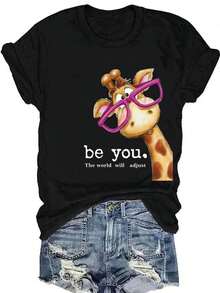 Camiseta única Y2K con diseño divertido de jirafa usando gafas, resalta tu estilo personal y originalidad. Ideal para quienes buscan prendas cómodas y trendy. Perfecta para cualquier ocasión, destaca entre la multitud y muestra tu autenticidad. - Negro - Ver 1