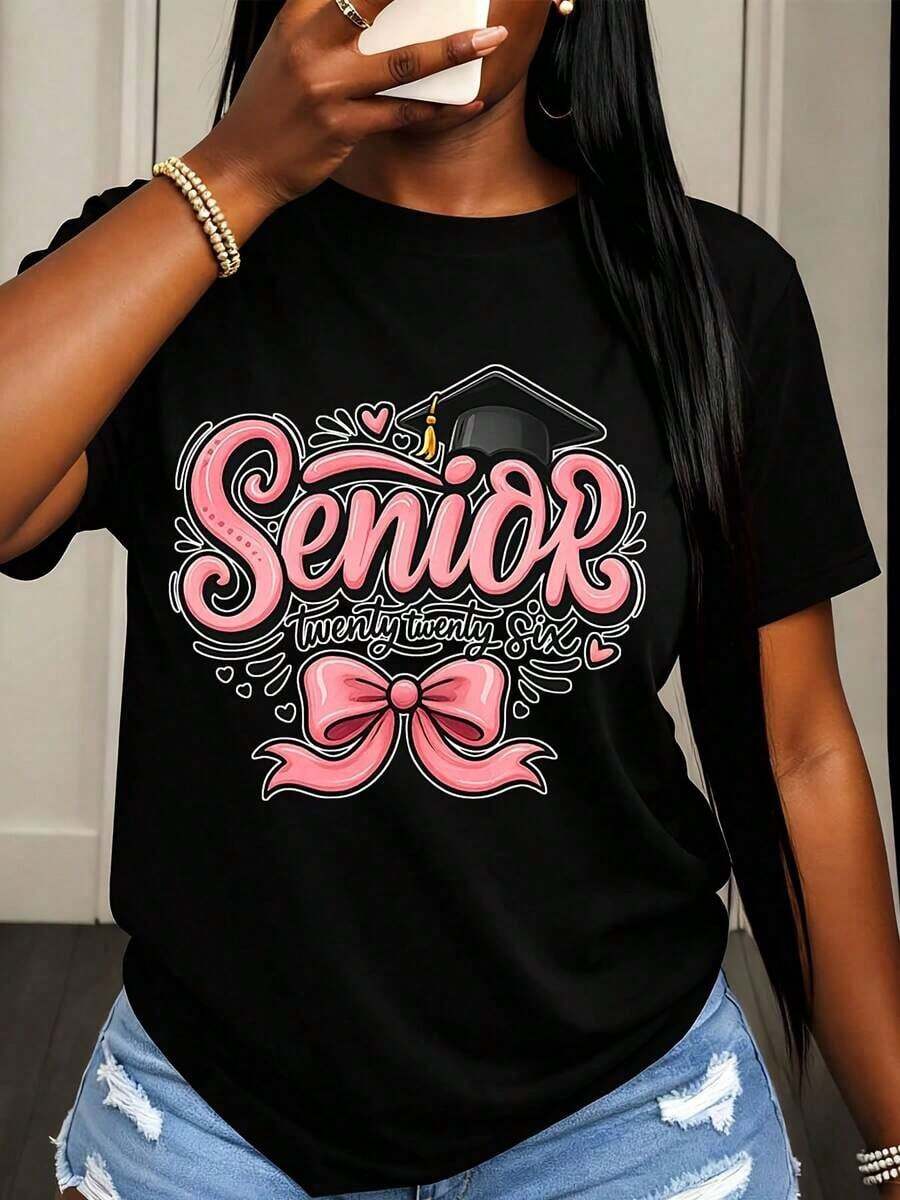 Camiseta de Mujer con Estampado de Gorro de Graduación y Lazo Rosa, Estilo Casual de Verano para Mujeres - Negro - Ver 1
