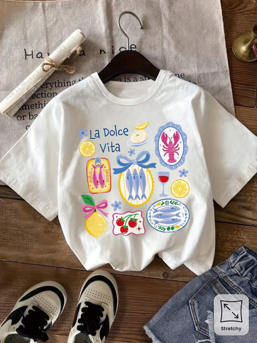 Camiseta de manga corta para niñas con estampado de sardinas, langosta y limón, estilo resort costero italiano "Sweet Life".| Camiseta de cuello redondo suave y cómoda, adecuada para uso casual y deportivo, perfecta para primavera/verano, tela de elasticidad media. - Blanco - Ver 1