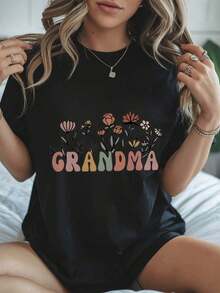 Camiseta Elegante Negra con Estampado Floral de Abuela - Cuello Redondo Casual, Mangas Cortas, Tela Suave y Cómoda - Regalo Perfecto para Abuela, Top para Todas las Temporadas | Camisa de manga recta | Ropa Duradera, la Camisa de la Abuela - Negro - Ver 1