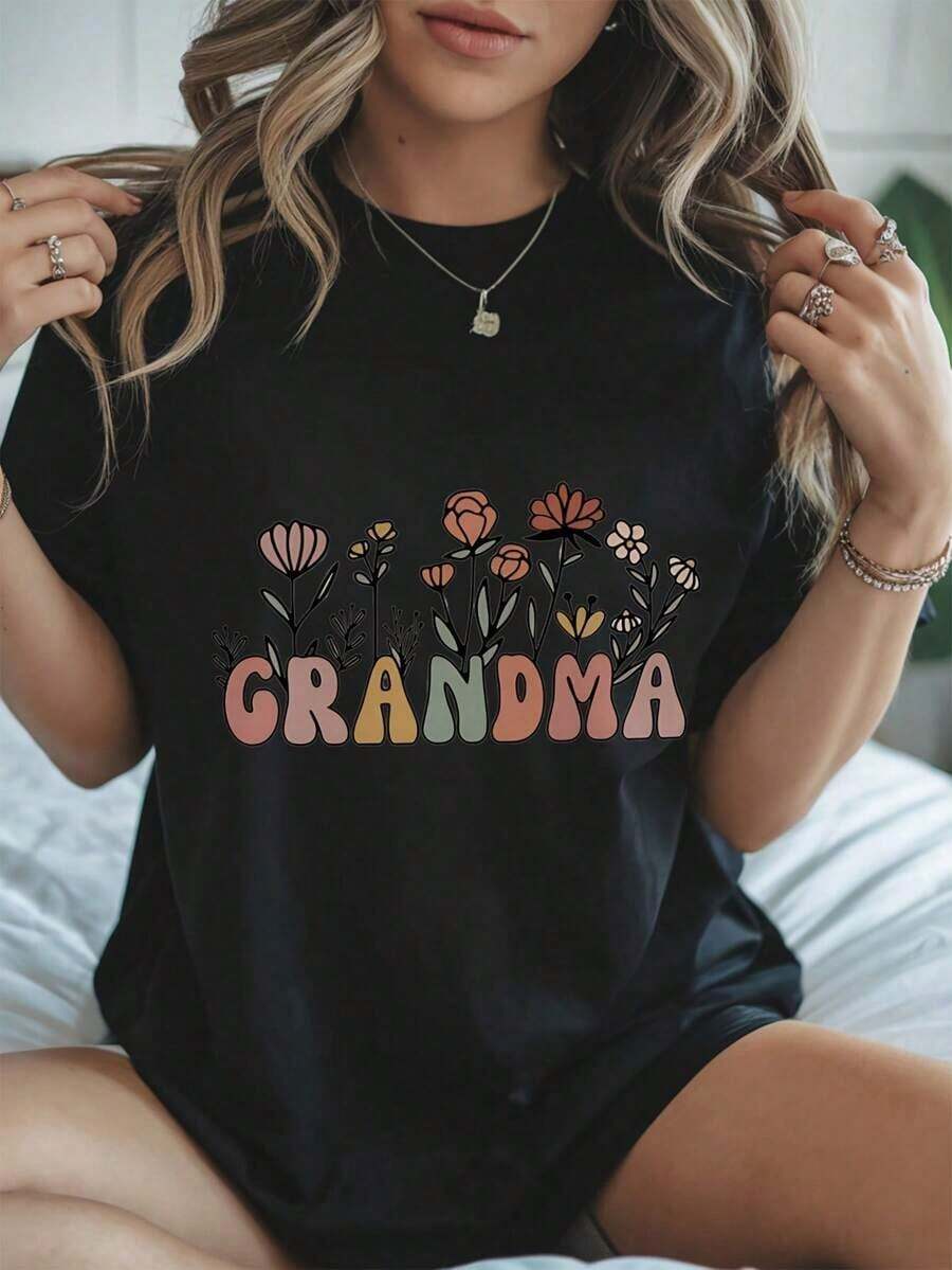Camiseta Elegante Negra con Estampado Floral de Abuela - Cuello Redondo Casual, Mangas Cortas, Tela Suave y Cómoda - Regalo Perfecto para Abuela, Top para Todas las Temporadas | Camisa de manga recta | Ropa Duradera, la Camisa de la Abuela - Negro - Ver 1