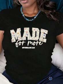 Suave, transpirable y ligera para comodidad durante todo el día. Camiseta de manga corta para mujer con estampado floral y la frase "Made For More Ephesians 210". Ideal para uso diario casual. Tela cómoda, perfecta como regalo. 220g. Cuello redondo clásico con un corte relajado que favorece todas las formas del cuerpo y es fácil de combinar con jeans, shorts y leggings. - Blanco - Ver 8