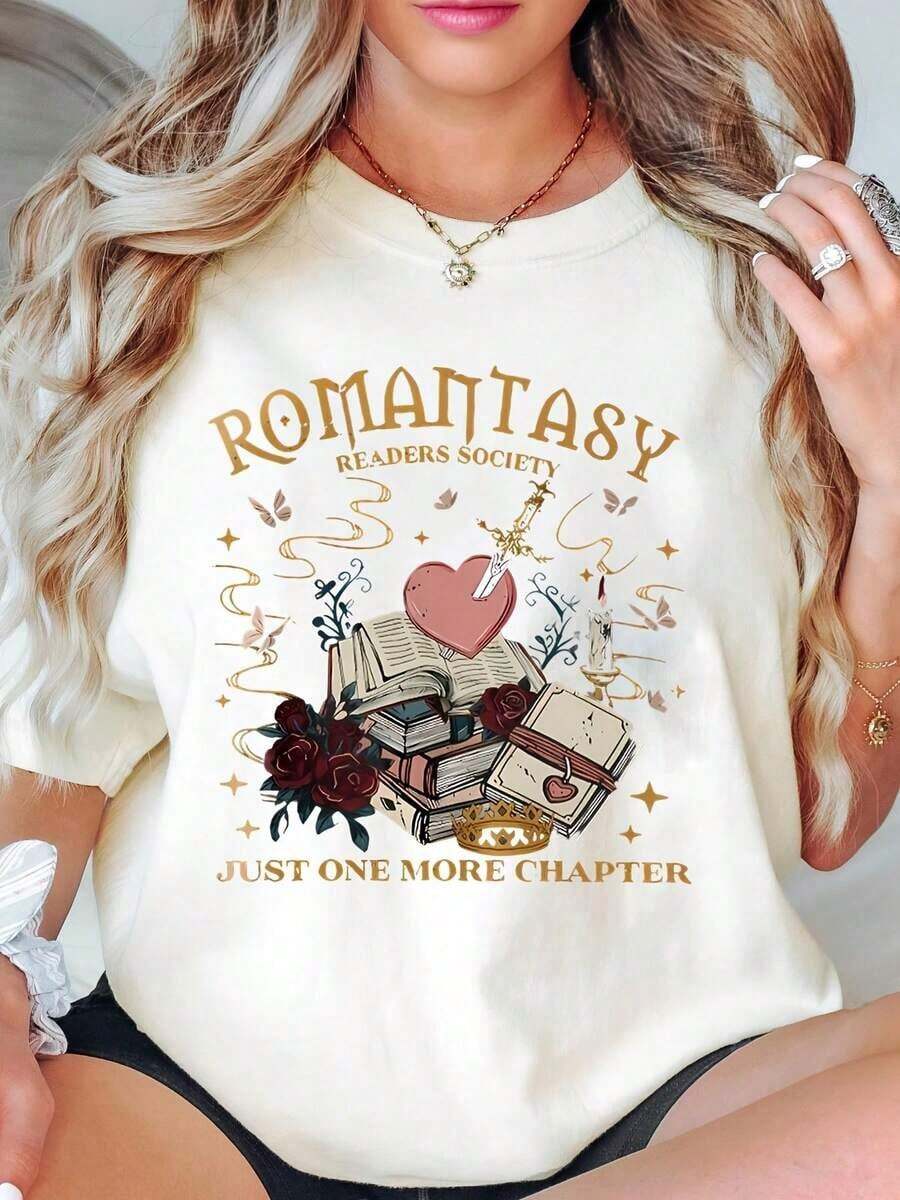 Camiseta de la Sociedad de Lectores Romantasy con estampado de libros, corazones, rosas y corona, con la frase "Solo un capítulo más", temática literaria para amantes de los libros, eventos de clubes de lectura y uso casual.blusa casual mujer - Blanco - Ver 1