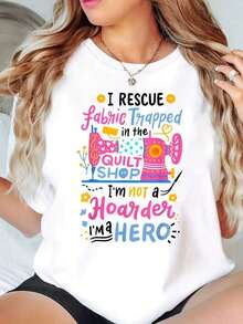 Camiseta de Mujer ModernoWomen con Estampado de Máquina de Coser Colorida: "Rescato la Tela Atrapada en la Tienda de Acolchados. No Soy una Acumuladora, Soy una ". Camiseta Casual Divertida para Amantes del Acolchado, 220g Ropa Casual. - Blanco - Ver 1