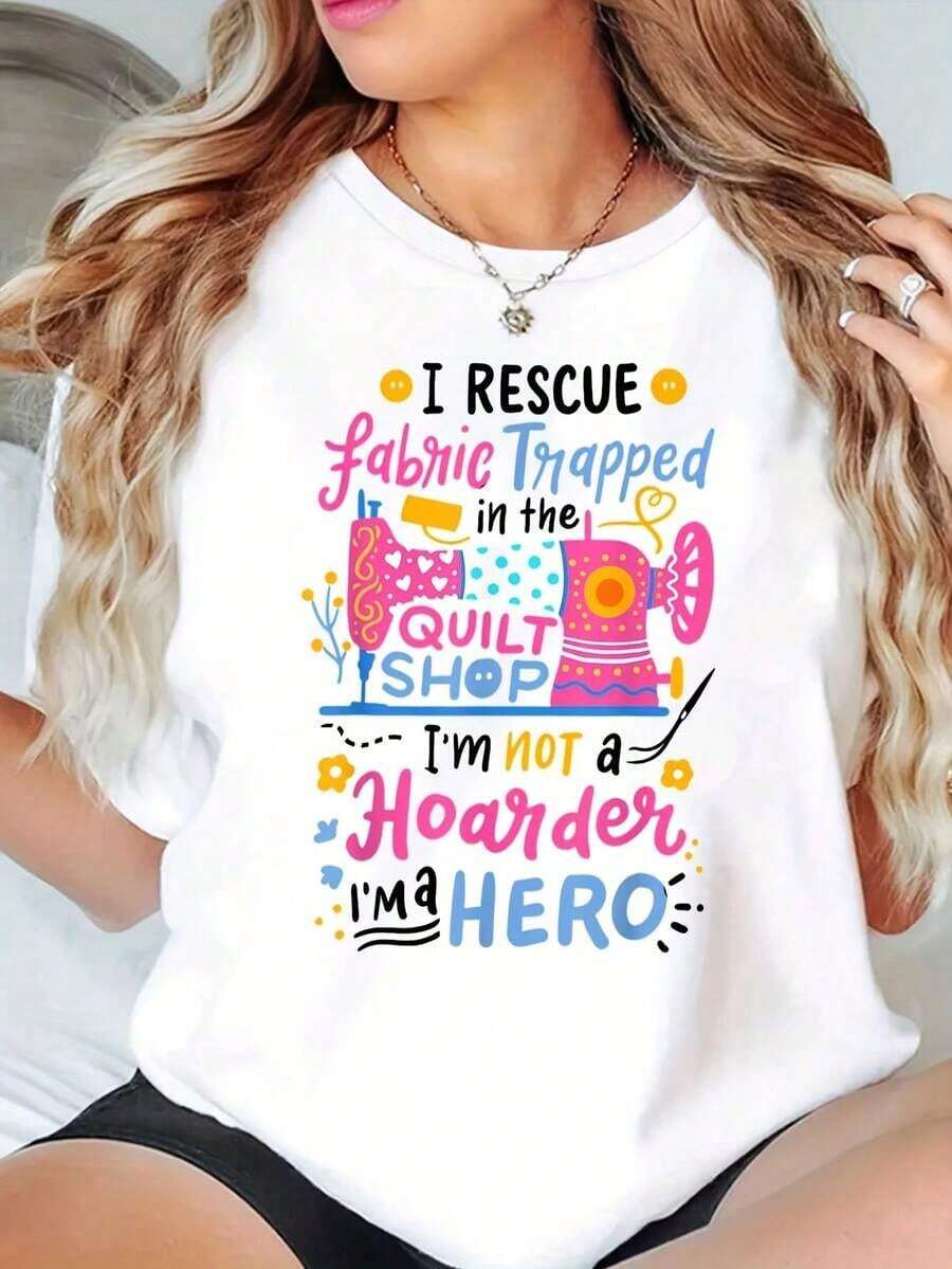 Camiseta de Mujer ModernoWomen con Estampado de Máquina de Coser Colorida: "Rescato la Tela Atrapada en la Tienda de Acolchados. No Soy una Acumuladora, Soy una ". Camiseta Casual Divertida para Amantes del Acolchado, 220g Ropa Casual. - Blanco - Ver 1