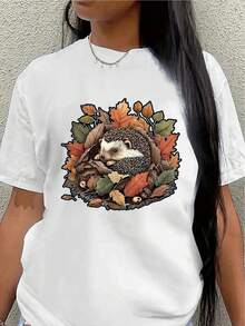 Camiseta de manga corta, ligera y duradera, con un atractivo diseño de erizo otoñal, es perfecta para descansar en casa o realizar actividades al aire libre. Presenta un estampado vibrante de hojas otoñales y ofrece un ajuste cómodo, lo que la hace adecuada para el uso diario. - Blanco - Ver 7