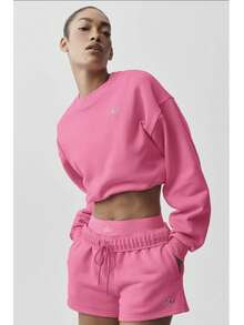 Alo Yoga Cropped Accolade Crewneck | Heavyweight Soft French Terry | Luxe Brushed Interior | Drop-Shoulder Relaxed Fit | Iconic Chrome Logo Detail | The Ultimate Street-To-Studio Staple - Màu Hoa hồng đỏ - Xem 3