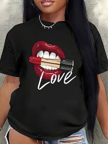 Camiseta única y chic con diseño de labios rojos y pintalabios, perfecta para amantes de la moda. Ideal para un estilo y2k, agrega un toque vibrante a tu guardarropa. ¡Consigue la tuya ahora y destaca con este diseño impresionante! - Negro - Ver 1