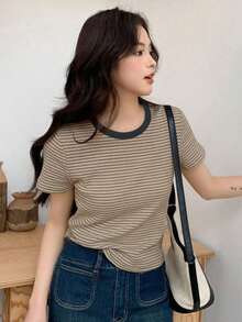 Camiseta casual de mujer de manga corta con cuello redondo, estampado de rayas, para salir - Caqui - Ver 1