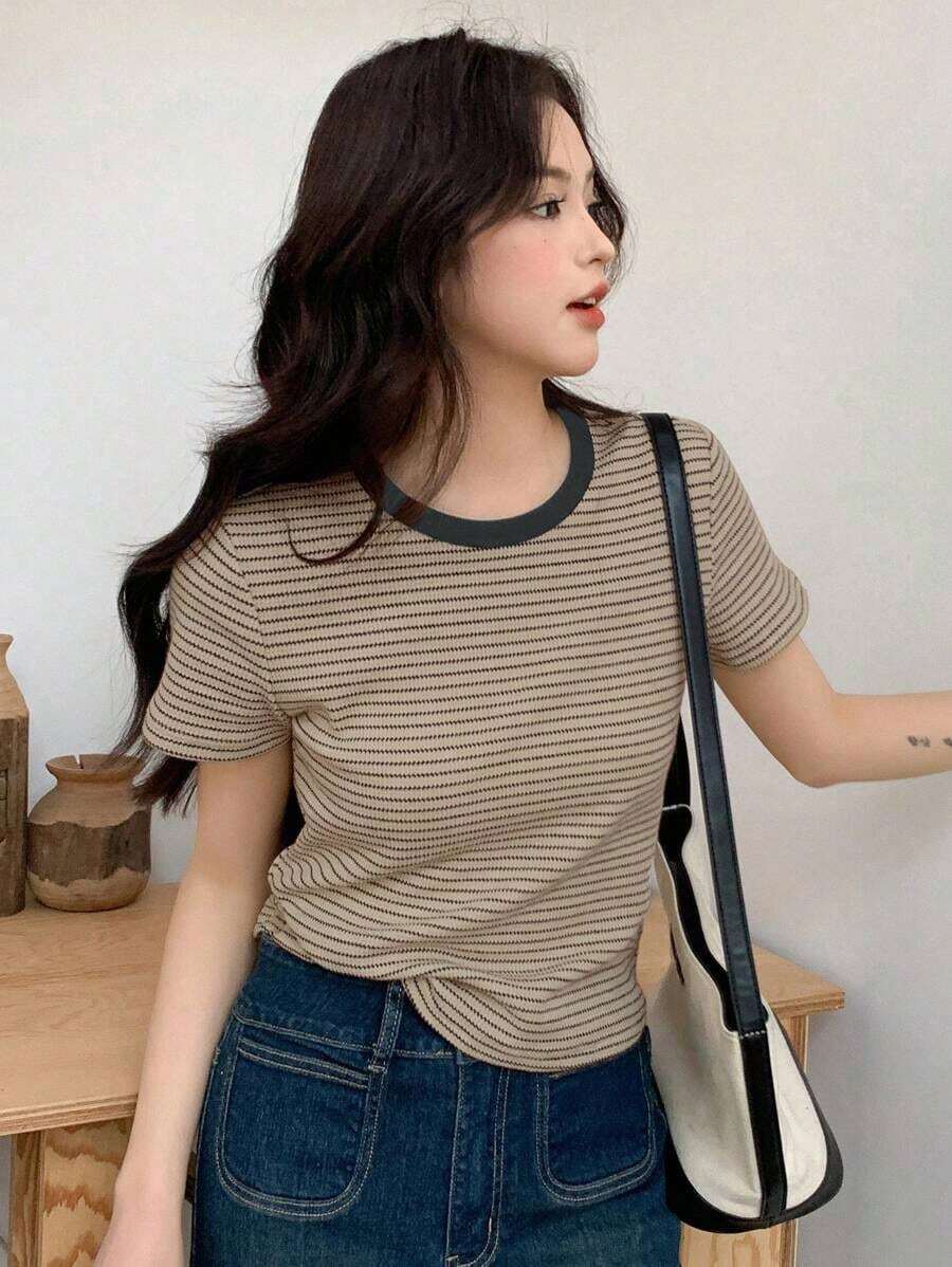 Camiseta casual de mujer de manga corta con cuello redondo, estampado de rayas, para salir - Caqui - Ver 1