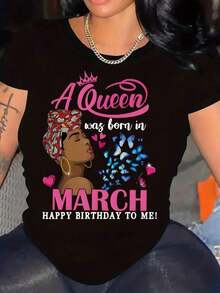 Camiseta única A Queen fue nacida en marzo con diseño vibrante y moderno ideal para celebrar tu cumpleaños en grande, incluye elementos de mariposas y coronas destacando tu estilo Y2K, perfecta para todas las ocasiones. - Negro - Ver 1