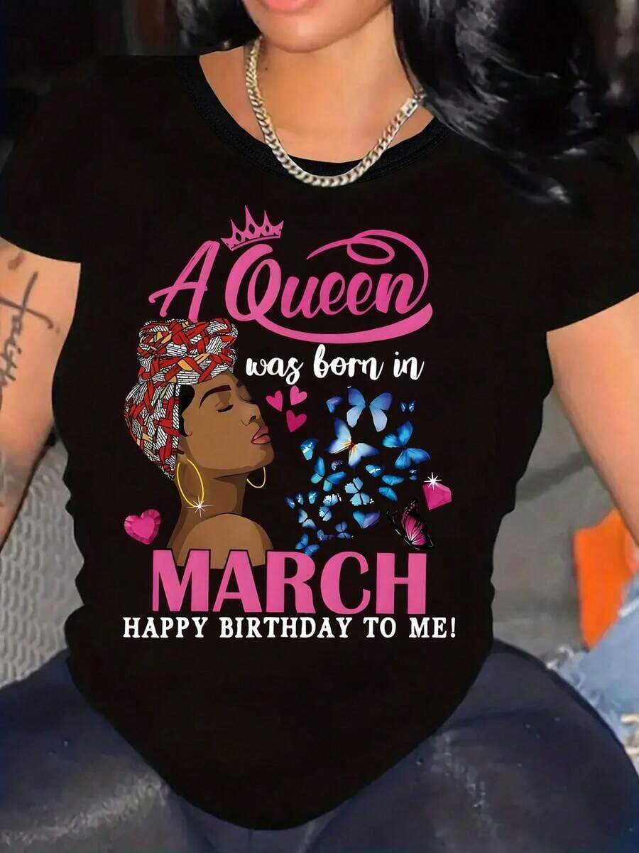 Camiseta única A Queen fue nacida en marzo con diseño vibrante y moderno ideal para celebrar tu cumpleaños en grande, incluye elementos de mariposas y coronas destacando tu estilo Y2K, perfecta para todas las ocasiones. - Negro - Ver 1