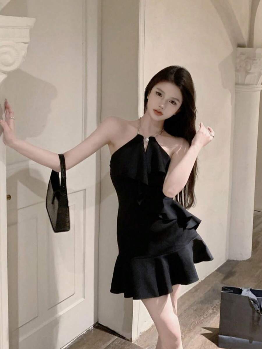 A French-Style Chiffon Suspender Dress With A Rose Print. This Summery Design Features An Elegant Openwork Floral Print And A Fitted Skirt. - Black - View 1