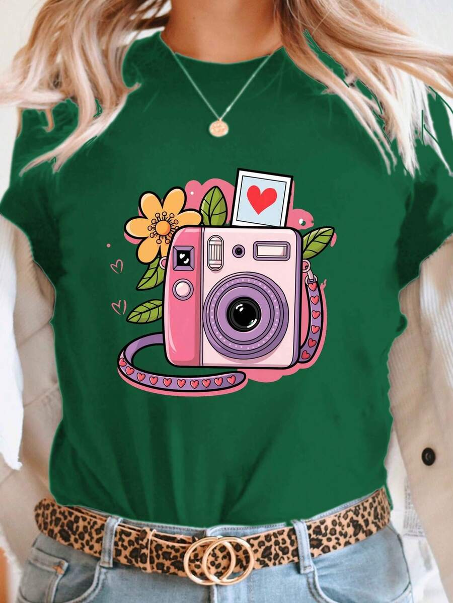 Camiseta de manga corta para mujer 2026 con estampado de cámara y corazón, top casual de cuello redondo para primavera/verano, camiseta de elasticidad media, adecuada para fotografía y uso diario, lavable a máquina, estilo cámara instantánea. - Verde - Ver 1