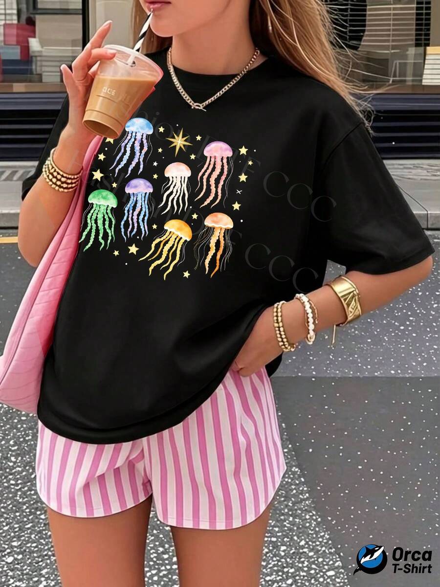 Una camiseta de manga corta para mujer, moderna, a la moda, retro, casual y holgada, adecuada para actividades al aire libre en primavera y verano, camiseta de mujer de 180g con estilo y2k personalizado, top de manga corta holgado, elegancia de estilo urbano, informal y transpirable para el día a día, ropa de verano con estampado creativo de medusas coloridas, regalo para deportes al aire libre.blusas para mujer,blusas casuales para dama,tops,, mujer premium,y2k,playeras de mujer curvy,ofertas y liquidaciones ropa mujer,playeras deportivas para mujer,,playeras de hombre, mujer,blusas>elegante P2OQ - Negro - Ver 1