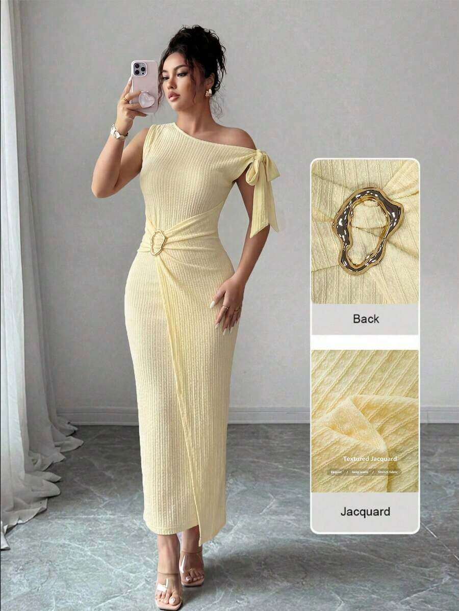 Raffinéa Vestido midi de punto ajustado con diseño asimétrico de hombros, hebilla metálica decorativa y abertura en el bajo, estilo elegante y refinado, para mujer, en color amarillo - Amarillo - Ver 1