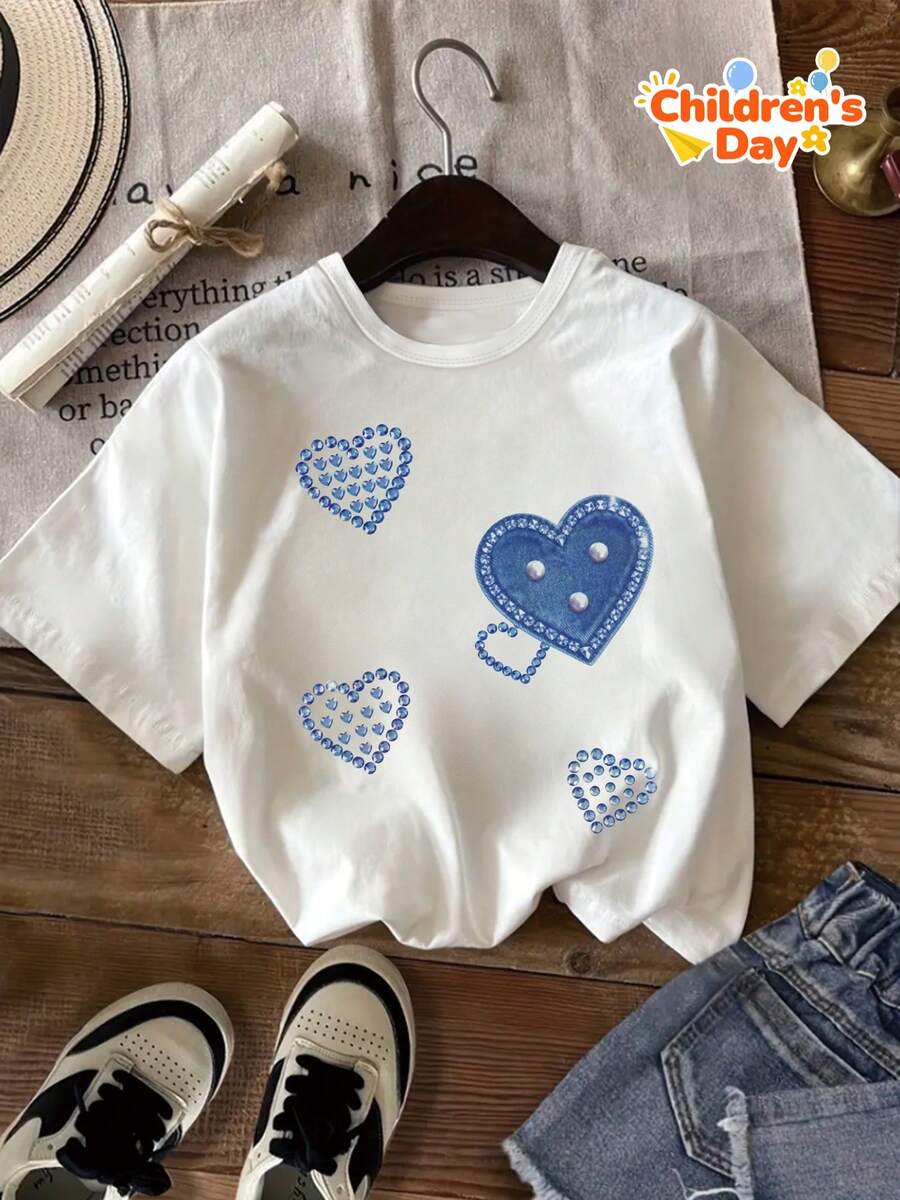 Una camiseta de manga corta para niñas con un diseño de corazones que imita el denim, perfecta para un uso casual y cómodo en primavera y verano, adecuada para actividades al aire libre y uso diario, elegante y versátil, ropa para el verano. - Blanco - Ver 1