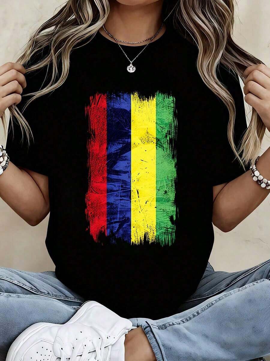 Camiseta con estampado de bandera con trazos de pincel coloridos para atuendos casuales y deportivos - Estilo urbano vintage, unisex, de algodón, manga corta, cuello redondo, 100% algodón. - Negro - Ver 1