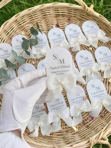 個性化壓克力裝飾品,可自訂姓名、婚禮日期、縮寫,訂婚紀念品,飾有緞帶與珍珠,婚禮禮物、婚禮伴手禮,適用於婚禮、新娘派對、訂婚派對、週年紀念、新娘與伴娘禮物、生日及其他個性化慶祝活動 - 彩色 - 查看 5