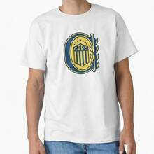 Camiseta clásica con el logo de Rosario CentralEsta camiseta de algodón de 220 gramos es la combinación perfecta de comodidad y moda para cualquier aficionado al fútbol. Esta camiseta, especialmente diseñada para hombres y mujeres, utiliza tejidos suaves y transpirables para crear un ajuste fascinante y es ideal para días de competición o ropa casual. Hecho de algodón de alta calidad, duradero y suave al tacto. Ya sea que apoyes a tu equipo favorito, participes en un partido de ocio o disfrutes de un día relajado, esta camiseta multifuncional es el último complemento de tu armario. - Negro - Ver 1