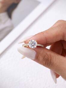 1 chiếc nhẫn kim cương và moissanite bốn chấu tối giản 1 carat, bạc sterling 925, sang trọng tinh tế, lý tưởng cho lễ đính hôn, đám cưới, sinh nhật bạn thân hoặc quà kỷ niệm. - Vàng - Xem 3