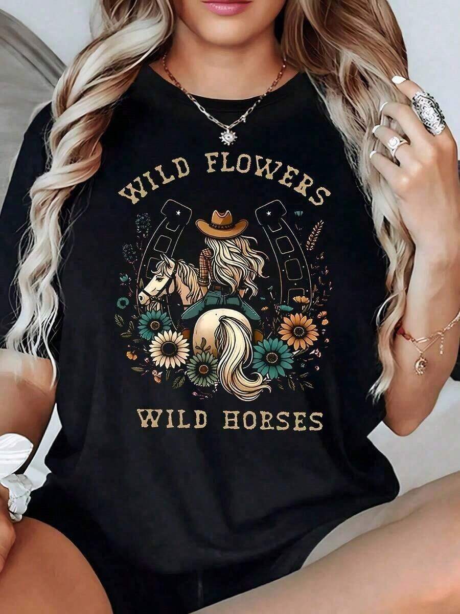 Short-Sleeve Image Of A Cowgirl Riding A Horse Surrounded By Horseshoes And Wildflowers Symbolizing Freedom And Inner Strength. Women's T-Shirt, 100% Cotton, Comfortable And Modern. Blouses. Pretty. 100% Cotton. - 黑色 - 查看 1
