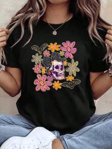 Suave, transpirable y ligero para comodidad durante todo el día. Camiseta de manga corta para mujer con estampado de calaveras y flores, estilo casual de verano. Tela cómoda, perfecta como regalo. 220g. Cuello redondo clásico con un corte relajado que favorece todas las formas del cuerpo y es fácil de combinar con jeans, shorts y leggings. - Blanco - Ver 8