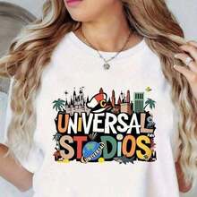 Camiseta gráfica temática de Universal Studios para mujer - Blanca. Camiseta con estampado de letras retro y cultura de verano First Choice.220 gCamiseta de algodón puro de alta densidad de . Experimenta una suavidad increíble que te acompañará todo el día. Confeccionada con algodón puro de alta densidad de 220 g, esta camiseta ofrece una sensación suave y estructurada para todo, desde el trayecto diario al trabajo y las sesiones de gimnasio hasta las relajantes vacaciones. Su diseño atemporal la convierte en la sorpresa perfecta para un cumpleaños o para el día a día: un regalo de comodidad inquebrantable y estilo sobrio para tus seres queridos. - Blanco - Ver 7