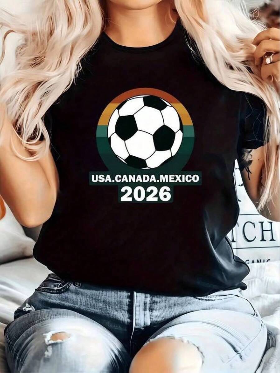 Balón de fútbol que simboliza laón deportiva entre tres naciones en el torneo mundial del a?o 2026 resaltando energía pasión y espíritu competitivo camiseta de mujer casual moderna cómoda para aficionadas del deporte - Negro - Ver 1