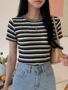 Top casual de ajuste ceñido con cuello redondo y mangas cortas a rayas, para uso diario, estilo veraniego "Old Money" - Blanco y Negro - Ver 6