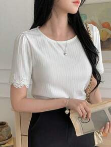 Camiseta básica de mujer de cuello redondo con ajuste holgado y puños con ribete de encaje, apta para verano y uso casual de oficina - Blanco - Ver 1