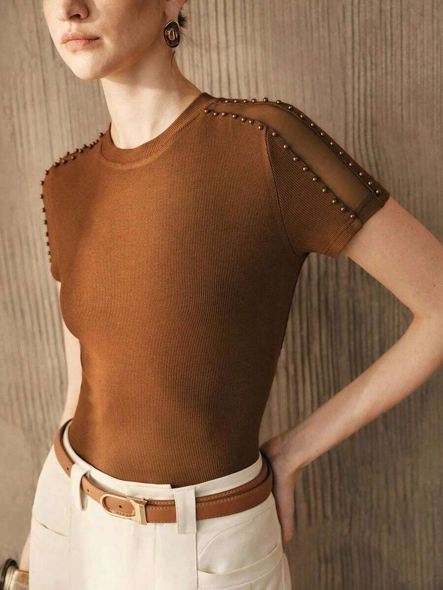 Camiseta de manga corta casual, de fiesta, para citas o vacaciones, con cuello redondo, parche de malla, hombros con cuentas y diseño ajustado con calado - Camel - Ver 1