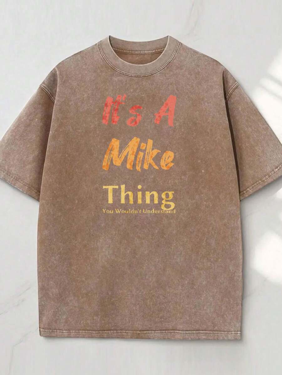 Camiseta negra de algodón lavado de corte holgado para hombre y mujer, estampada con las palabras "This is Mike's thing" - adecuada para el uso diario en un estilo casual urbano. - Marrón - Ver 1
